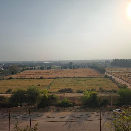 Signature 2Bhk Staycation Greater Noida Bagian luar foto